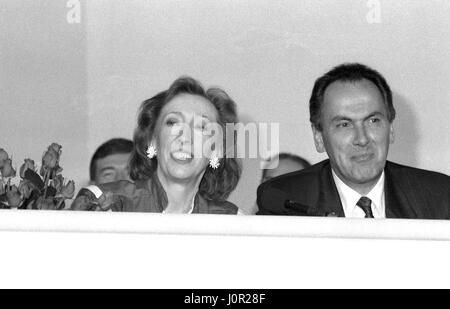 Margaret Beckett (à gauche), Secrétaire en chef de l'ombre au Conseil du Trésor et le Dr Jack Cunningham, chef de l'ombre de la Chambre des communes, d'assister à une partie du travail lancement politique conférence de presse à Londres, Angleterre le 24 mai 1990. Banque D'Images