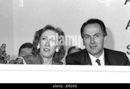 Margaret Beckett (à gauche), Secrétaire en chef de l'ombre au Conseil du Trésor et le Dr Jack Cunningham, chef de l'ombre de la Chambre des communes, d'assister à une partie du travail lancement politique conférence de presse à Londres, Angleterre le 24 mai 1990. Banque D'Images