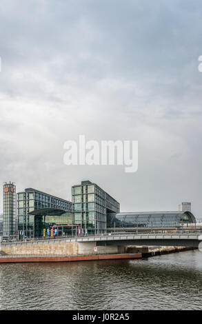 Aube à la nouvelle gare centrale de Berlin, Allemagne Banque D'Images