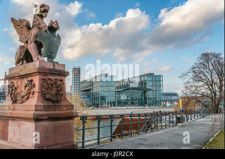 Vue depuis le pont Moltke à la nouvelle gare centrale de Berlin, Allemagne Banque D'Images