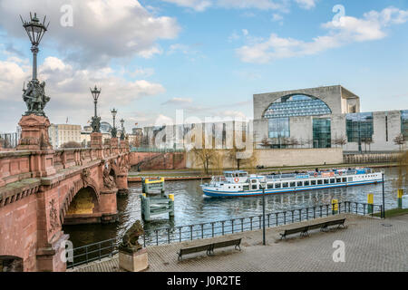 Vue sur le pont de Moltke sur la Spree, Berlin, Allemagne Banque D'Images