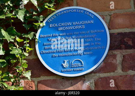 Blue plaque sur rue Vulcan wall, Middlesbrough, donnant des détails de la dix-neuvième siècle en particulier en ce qui concerne l'industrie bolckow vaughan Banque D'Images