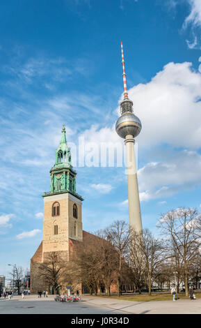 Tour de télévision derrière l'église St.Mary, Berlin, Allemagne Banque D'Images