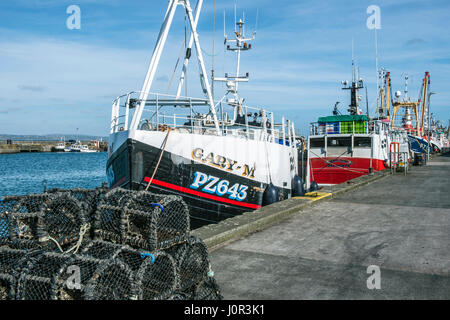Chalutiers amarrés au port de pêche de Newlyn Cornwall Banque D'Images