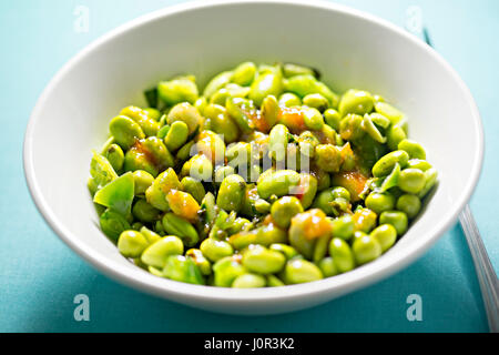 Les fèves de soja Edamame avec pois et la citronnelle avec vinaigrette chili Banque D'Images