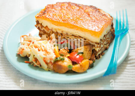 Lasagnes à la salade de pommes de terre et de choux Banque D'Images
