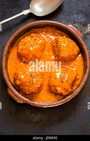 Des boulettes de viande en sauce tomate au basilic Banque D'Images