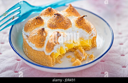 Tarte au citron meringuée Banque D'Images