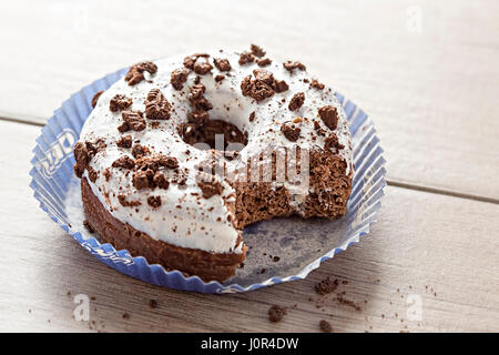 Donut Oreo sur surface blanche Banque D'Images