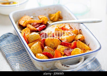 De pommes de terre, chorizo, poivron rouge oignon cuire bac Banque D'Images