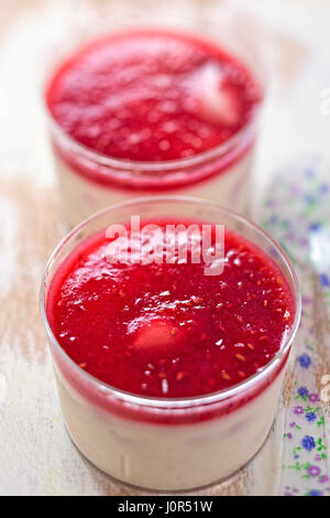 Le chocolat blanc et gelée de framboise mousse Banque D'Images