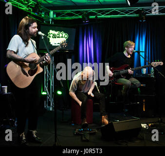 Bala Cynwyd, PA, USA. 14 avril, 2017. Groupe de rock alternatif écossais Biffy Clyro Visiter Radio 145,5 millions aujourd''s Performance Theatre. Banque D'Images