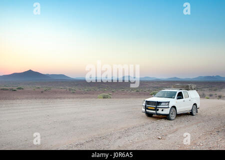 4x4 dans la concession de Palmwag, la Namibie. Banque D'Images