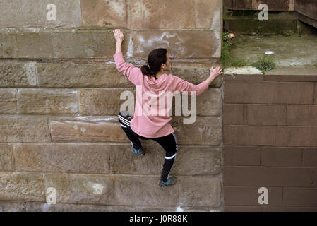 À l'extérieur escalade jeunes parkour free style Banque D'Images