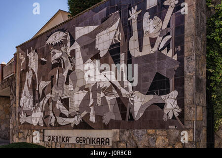 Carreaux de mosaïque, puzzle, pour la reproduction de la peinture de la Guernica de Pablo Picasso, dans la ville de Guernica Lumo, Biscaye, Pays Basque, Espagne Banque D'Images