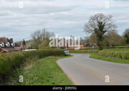 L'entrée du village route de grande Horwood dans Buckinghamshire Banque D'Images