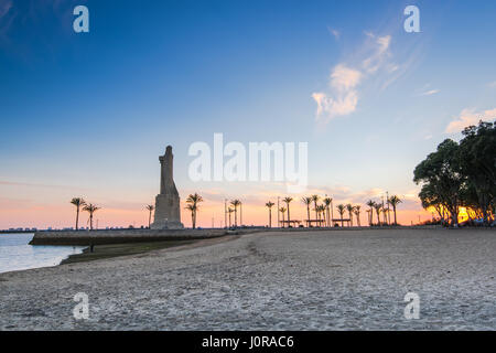 La foi de découverte de Christophe Colomb Monument à Palos de la Frontera, Espagne à blue heure après le coucher du soleil avec des silhouettes de palmiers Banque D'Images