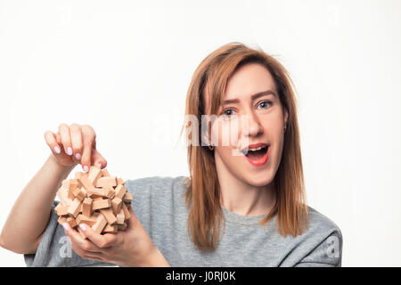 Belle femme d'affaires de 24 ans à la confondre avec puzzle en bois. Banque D'Images