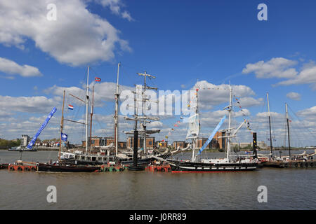 Woolwich London England UK. 15 avril 2017. Pour le dernier week-end de Pâques le Royal Borough de Greenwich est l'hôte du Rendez-vous de la Régate des grands voiliers 2017. Jusqu'à 30 navires du monde entier sont réunis sur la Tamise avec de nombreux amarré ici à Woolwich Pier. Credit : Julia Gavin UK/Alamy Live News Banque D'Images