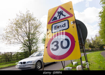 Gledrid, Shropshire, au Royaume-Uni. 15 avril, 2017. Négocie la circulation de la sûreté à long terme fonctionne sur le rond-point de l'en sur l'Gledrid A5 / A483 la route principale de Shropshire en Angleterre vers le nord du Pays de Galles. Les travaux ont entraîné des retards et la queue dos pendant les vacances de Pâques pour conduite dans le pays de Galles et sont dues pour l'achèvement en juin 2017. Photo : Alamy/Pimborough Live News. Banque D'Images