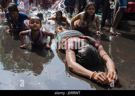 15 avril 2017 - Kolkata, Bengale occidental, Inde - Kolkata, West Bengal, India : Dondi est un rituel hindou le jour de Shitala puja, une déesse hindoue qui est vénérée à protéger les populations contre de nombreuses entraves et les maladies. Au cours des chaudes jour des dizaines d'Hindous après la prise d'immersion sainte dans le fleuve Ganga qui est connu comme adi ganga de Kalighat, Kolkata, Inde, effectué ce rituel connu localement sous le nom de Dondi. Devoteesstake sans exemple des façons d'effectuer le rituel, qu'avec la conviction que leurs désirs personnels serait certainement obtenu. Ils ne rendent hommage en rampant vers le bas toute la rue jusqu'à la Banque D'Images