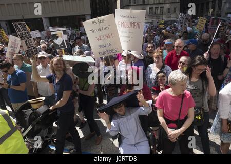 Chicago, Illinois, USA. Apr 15, 2017. Chicago se rassemblent à Daley Plaza à downtowon à Chicago le président demande la libération d'Atout ses déclarations de revenus. Aussi pour protester contre ses récentes actions militaires en Syrie et en Afghanistan. Credit : Rick Majewski/ZUMA/Alamy Fil Live News Banque D'Images