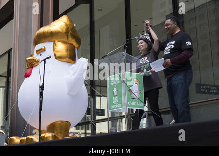 Chicago, Illinois, USA. Apr 15, 2017. Chicago se rassemblent à Daley Plaza à downtowon à Chicago le président demande la libération d'Atout ses déclarations de revenus. Aussi pour protester contre ses récentes actions militaires en Syrie et en Afghanistan. Credit : Rick Majewski/ZUMA/Alamy Fil Live News Banque D'Images