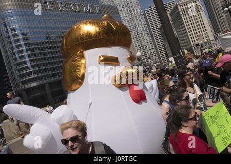 Chicago, Illinois, USA. Apr 15, 2017. Chicago se rassemblent à Daley Plaza à downtowon à Chicago le président demande la libération d'Atout ses déclarations de revenus. Aussi pour protester contre ses récentes actions militaires en Syrie et en Afghanistan. Credit : Rick Majewski/ZUMA/Alamy Fil Live News Banque D'Images