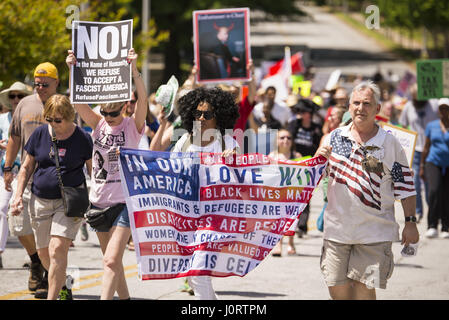 Atlanta, Georgia, USA. Apr 15, 2017. 400 personnes se sont réunies à Atlanta pour une manifestation et une marche appelant à Trump Président pour libérer ses déclarations de revenus. Crédit : Steve Eberhardt/ZUMA/Alamy Fil Live News Banque D'Images