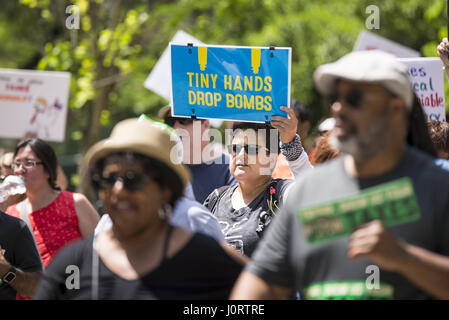 Atlanta, Georgia, USA. Apr 15, 2017. 400 personnes se sont réunies à Atlanta pour une manifestation et une marche appelant à Trump Président pour libérer ses déclarations de revenus. Crédit : Steve Eberhardt/ZUMA/Alamy Fil Live News Banque D'Images