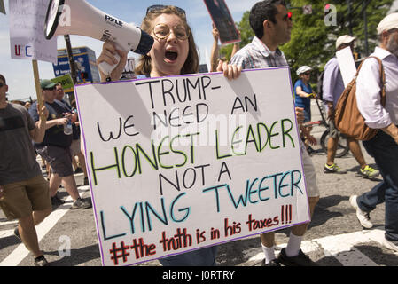 Atlanta, Georgia, USA. Apr 15, 2017. 400 personnes se sont réunies à Atlanta pour une manifestation et une marche appelant à Trump Président pour libérer ses déclarations de revenus. Crédit : Steve Eberhardt/ZUMA/Alamy Fil Live News Banque D'Images