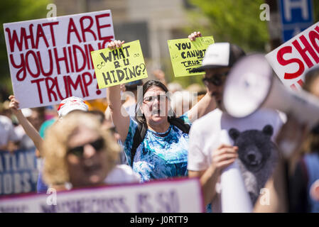 Atlanta, Georgia, USA. Apr 15, 2017. 400 personnes se sont réunies à Atlanta pour une manifestation et une marche appelant à Trump Président pour libérer ses déclarations de revenus. Crédit : Steve Eberhardt/ZUMA/Alamy Fil Live News Banque D'Images