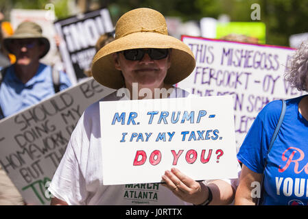 Atlanta, Georgia, USA. Apr 15, 2017. 400 personnes se sont réunies à Atlanta pour une manifestation et une marche appelant à Trump Président pour libérer ses déclarations de revenus. Crédit : Steve Eberhardt/ZUMA/Alamy Fil Live News Banque D'Images