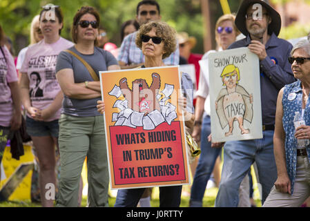 Atlanta, Georgia, USA. Apr 15, 2017. 400 personnes se sont réunies à Atlanta pour une manifestation et une marche appelant à Trump Président pour libérer ses déclarations de revenus. Crédit : Steve Eberhardt/ZUMA/Alamy Fil Live News Banque D'Images