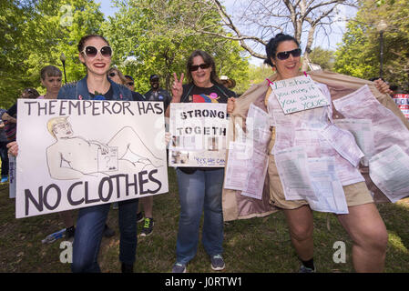 Atlanta, Georgia, USA. Apr 15, 2017. 400 personnes se sont réunies à Atlanta pour une manifestation et une marche appelant à Trump Président pour libérer ses déclarations de revenus. Crédit : Steve Eberhardt/ZUMA/Alamy Fil Live News Banque D'Images