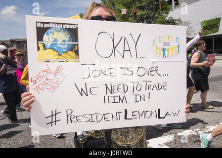 Atlanta, Georgia, USA. Apr 15, 2017. 400 personnes se sont réunies à Atlanta pour une manifestation et une marche appelant à Trump Président pour libérer ses déclarations de revenus. Crédit : Steve Eberhardt/ZUMA/Alamy Fil Live News Banque D'Images