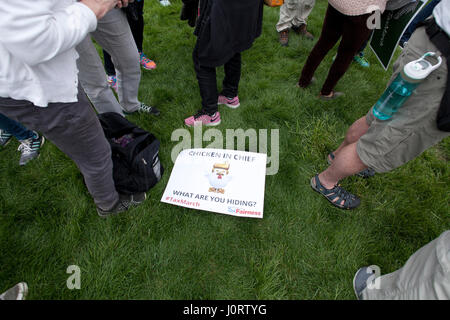 Washington, DC, USA Samedi, 15 avril, 2017 : Des milliers de manifestants se rassemblent sur la colline du Capitole pour exiger le président Donald Trump pour libérer ses impôts. Credit : B Christopher/Alamy Live News Banque D'Images