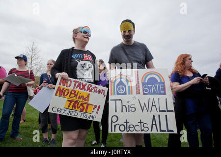 Washignton DC, USA, samedi, 15 avril, 2017 : Des milliers de manifestants se rassemblent sur la colline du Capitole pour exiger le président Donald Trump pour libérer ses impôts. Credit : B Christopher/Alamy Live News Banque D'Images