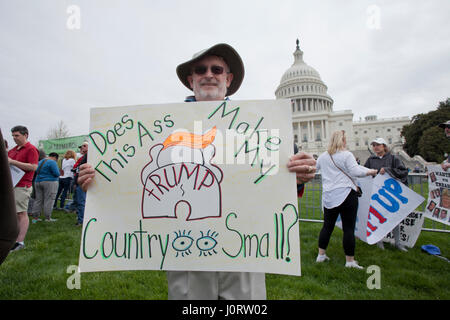 Washignton DC, USA, samedi, 15 avril, 2017 : Des milliers de manifestants se rassemblent sur la colline du Capitole pour exiger le président Donald Trump pour libérer ses impôts. Credit : B Christopher/Alamy Live News Banque D'Images