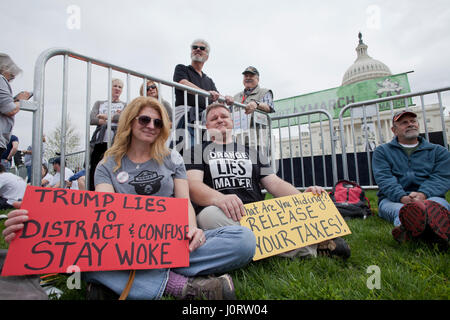 Washignton DC, USA, samedi, 15 avril, 2017 : Des milliers de manifestants se rassemblent sur la colline du Capitole pour exiger le président Donald Trump pour libérer ses impôts. Credit : B Christopher/Alamy Live News Banque D'Images