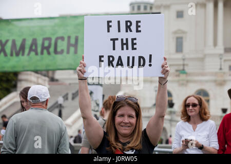 Washignton DC, USA, samedi, 15 avril, 2017 : Des milliers de manifestants se rassemblent sur la colline du Capitole pour exiger le président Donald Trump pour libérer ses impôts. Credit : B Christopher/Alamy Live News Banque D'Images