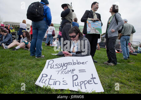 Washignton DC, USA, samedi, 15 avril, 2017 : Des milliers de manifestants se rassemblent sur la colline du Capitole pour exiger le président Donald Trump pour libérer ses impôts. Credit : B Christopher/Alamy Live News Banque D'Images