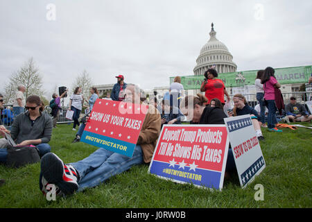 Washignton DC, USA, samedi, 15 avril, 2017 : Des milliers de manifestants se rassemblent sur la colline du Capitole pour exiger le président Donald Trump pour libérer ses impôts. Credit : B Christopher/Alamy Live News Banque D'Images