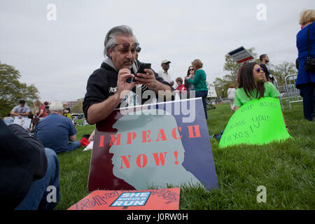 Washignton DC, USA, samedi, 15 avril, 2017 : Des milliers de manifestants se rassemblent sur la colline du Capitole pour exiger le président Donald Trump pour libérer ses impôts. Credit : B Christopher/Alamy Live News Banque D'Images