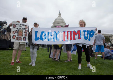 Washignton DC, USA, samedi, 15 avril, 2017 : Des milliers de manifestants se rassemblent sur la colline du Capitole pour exiger le président Donald Trump pour libérer ses impôts. Credit : B Christopher/Alamy Live News Banque D'Images