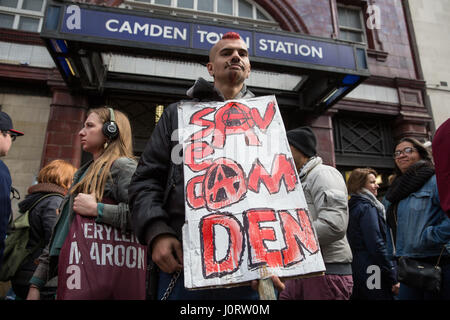 Londres, Royaume-Uni. 15 avril, 2017. Un militant anti-gentrification attend avec une plaque pour une Save Camden Market protestation à assembler à l'extérieur de Camden Town station. Credit : Mark Kerrison/Alamy Live News Banque D'Images