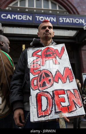 Londres, Royaume-Uni. 15 avril, 2017. Un militant anti-gentrification attend avec une plaque pour une Save Camden Market protestation à assembler à l'extérieur de Camden Town station. Credit : Mark Kerrison/Alamy Live News Banque D'Images