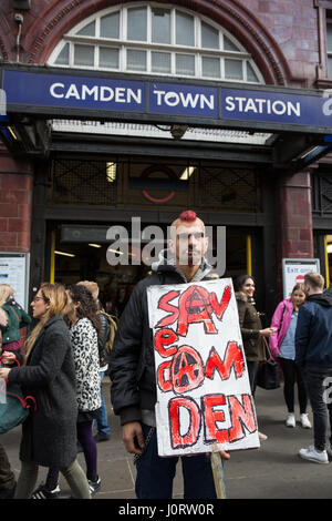 Londres, Royaume-Uni. 15 avril, 2017. Un militant anti-gentrification attend avec une plaque pour une Save Camden Market protestation à assembler à l'extérieur de Camden Town station. Credit : Mark Kerrison/Alamy Live News Banque D'Images