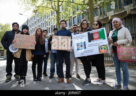 Londres, Royaume-Uni. 15 avril, 2017. Les membres de la communauté afghane et partisans de protestation devant l'ambassade des États-Unis contre la grève sur l'Afghanistan, la province de Nangarhar, à l'aide d'une ordonnance ou massive, Moab souffle d'air, la plus grande bombe conventionnelle jamais déployée au combat par les États-Unis. Credit : Mark Kerrison/Alamy Live News Banque D'Images