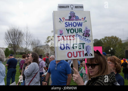 Washignton DC, USA, samedi, 15 avril, 2017 : Des milliers de manifestants se rassemblent sur la colline du Capitole pour exiger le président Donald Trump pour libérer ses impôts. Credit : B Christopher/Alamy Live News Banque D'Images